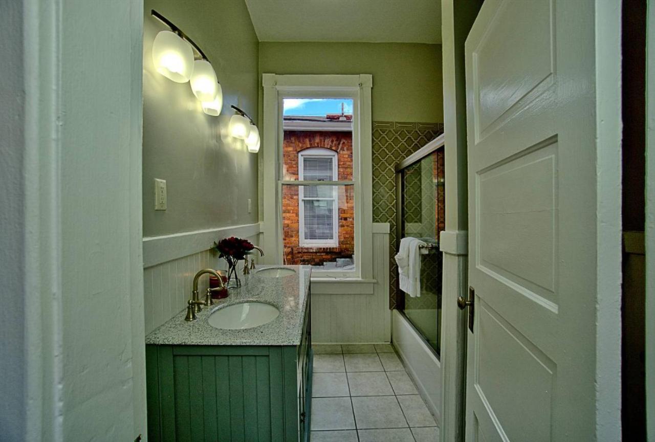 2 Bedroom Renovated Townhouse In Downtown Savannah Extérieur photo